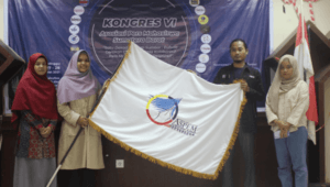 Penyerahan bendera Aspem Sumbar oleh Ketum Rona Fitriati Hasanah.