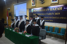 Penyerahan Ijazah pada Wisuda I Tahun 2019